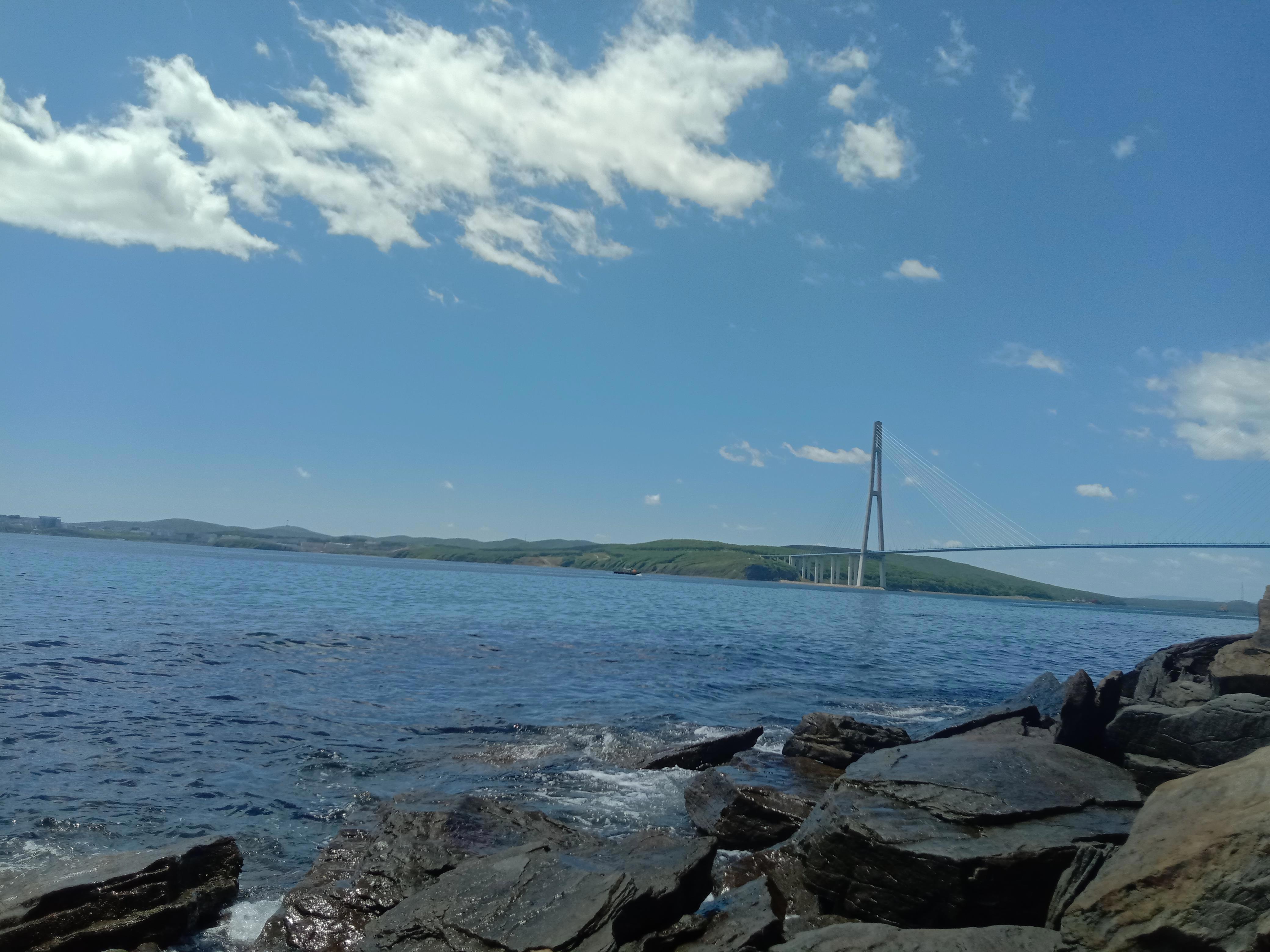 А это Босфор Восточный, Русский остров. Злесь я купаюсь, когда дома